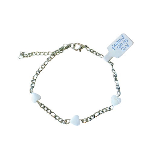 Armband met 3 zoetwater hartjes, RVS silver plated