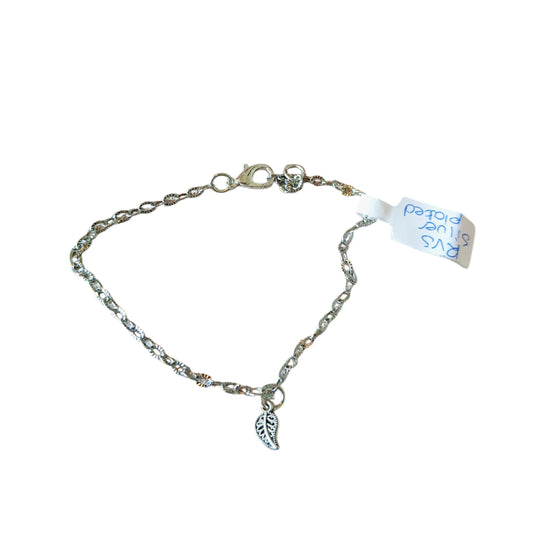 Armband schakel met textuur en bedel blaadje, RVS silver plated